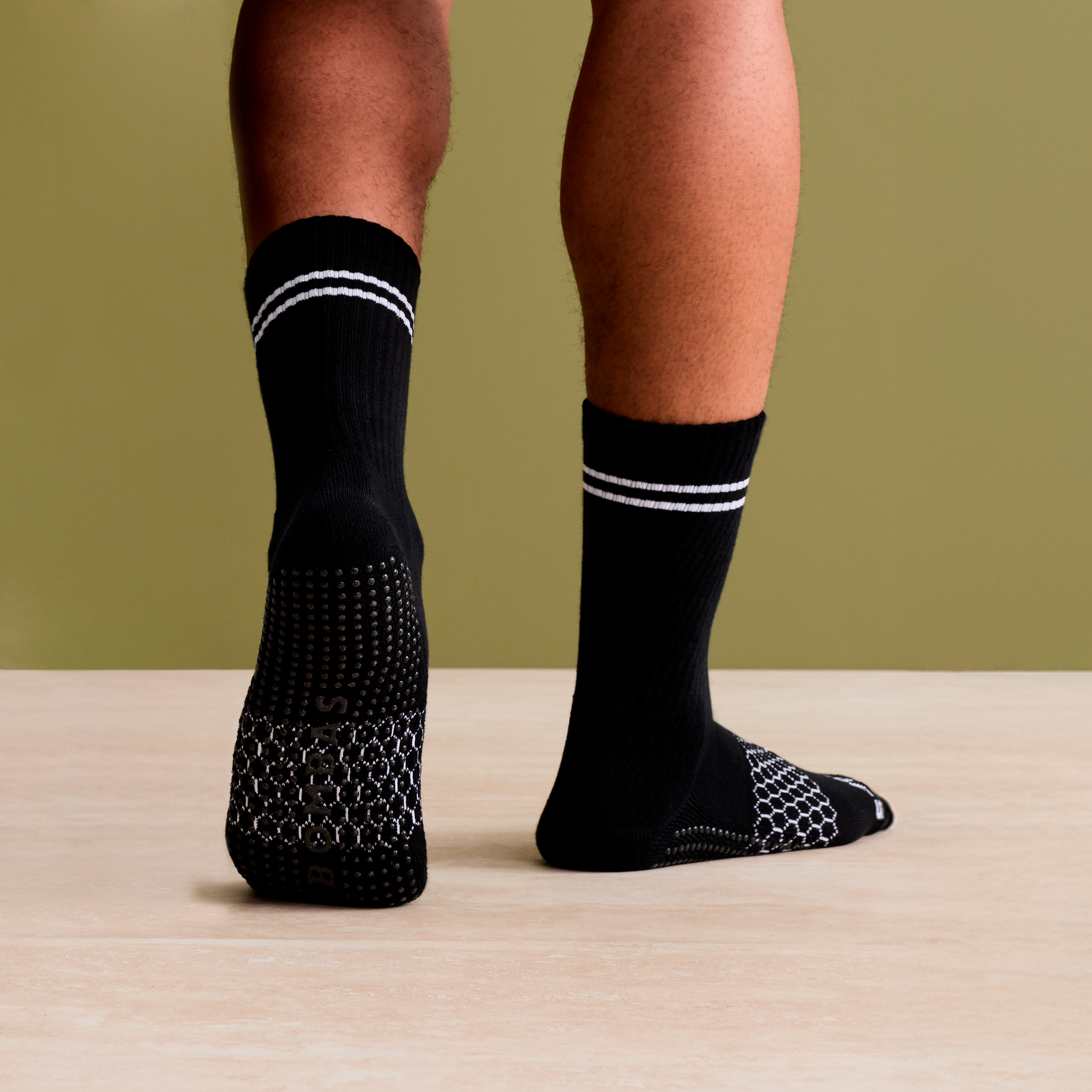 official-bombas::10131-black-adult-male-onmodel-0-transparent-v3.png